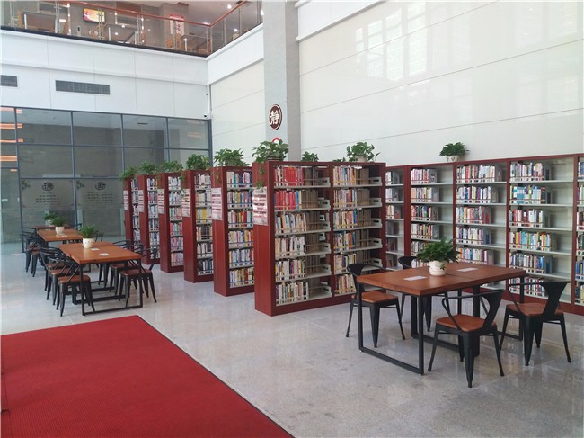 欢迎广大读者光临 肇庆市图书馆新24小时自助图书馆实拍图